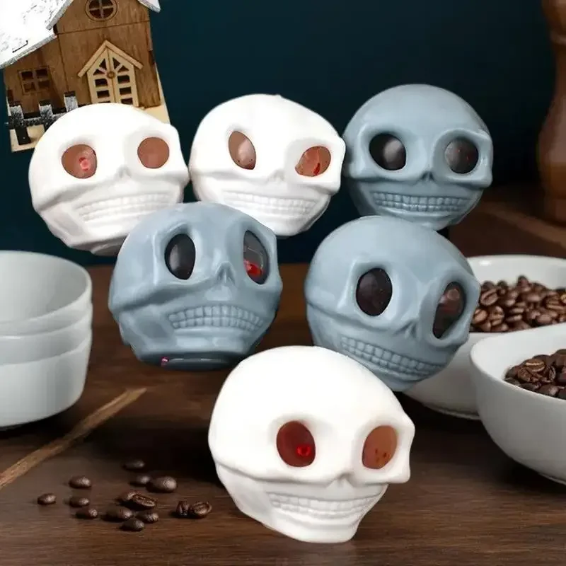 ضغط الجماجم مع الدم واليدين هالوين المزحة اللعب هالوين كرات الإجهاد ضغط الجمجمة تململ لعبة الضغط