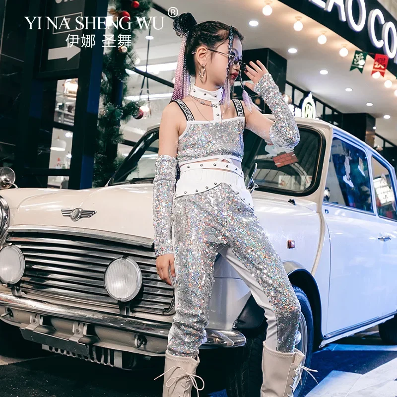 

Детский танцевальный костюм для девочек: комплект из двух предметов с пайетками, для джаза и уличных выступлений, белый с серебряным блеском, с накладками на рукава