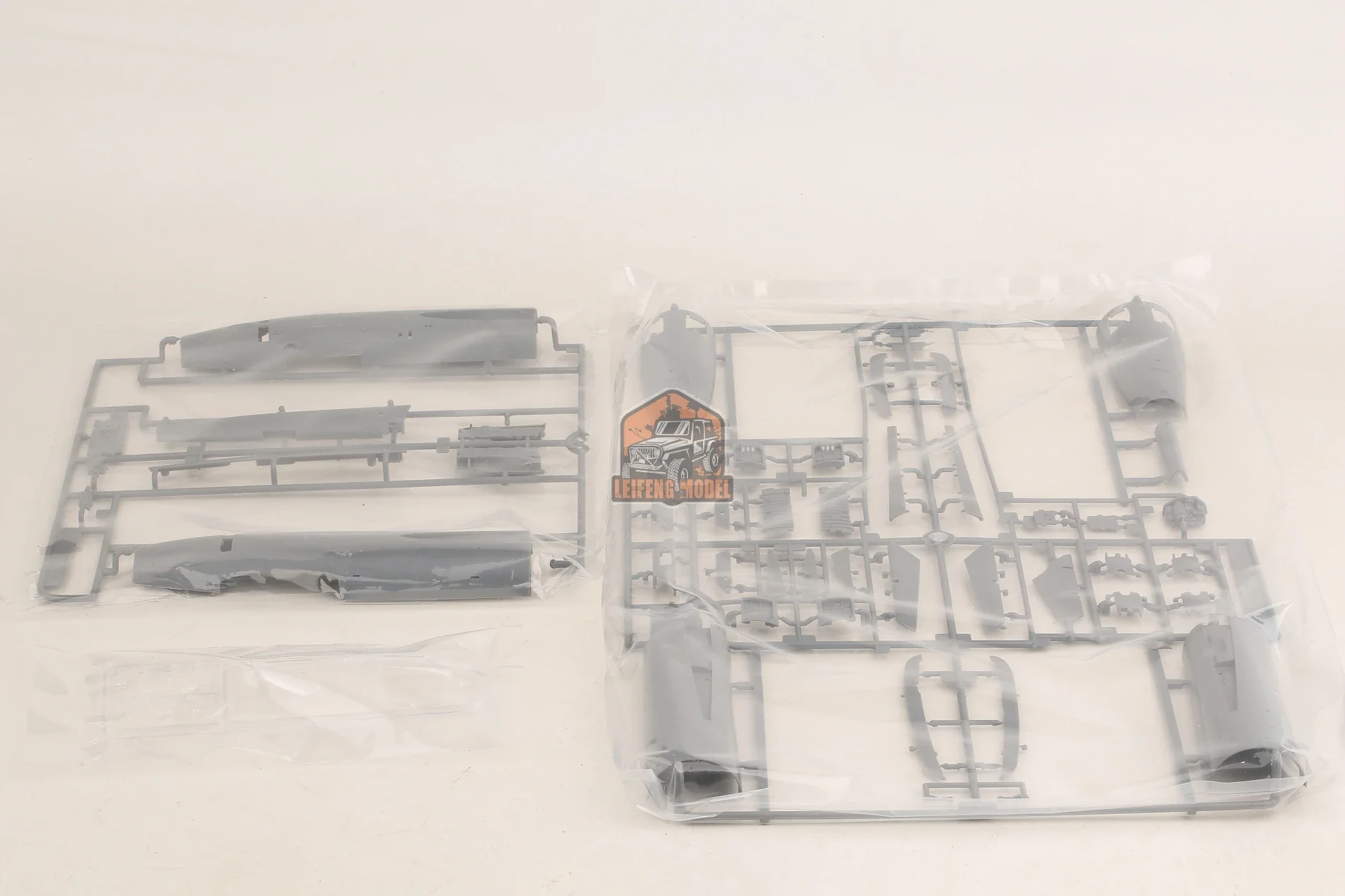 Kit de montaje de modelo de montaje de Kitty Hawk KH80144 1/48 Sukhoi Su-17 M3/M4