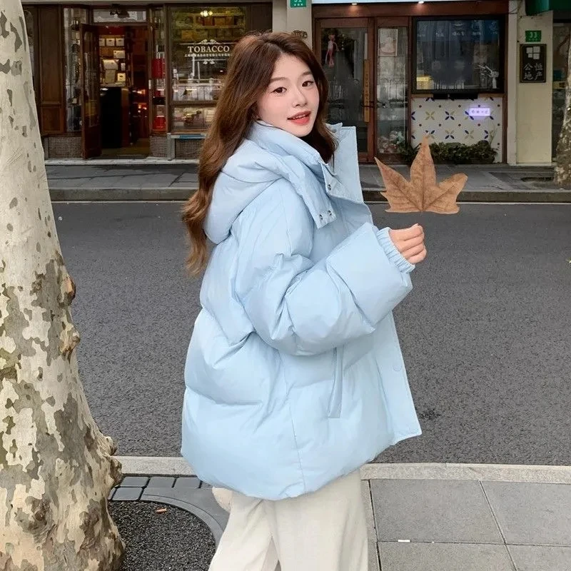 سترة قطن عصرية بقلنسوة باللون الأزرق الحليبي للنساء لشتاء 2025 تصميم جديد سترة دافئة فضفاضة وسميكة معطف شتوي أزرق #4