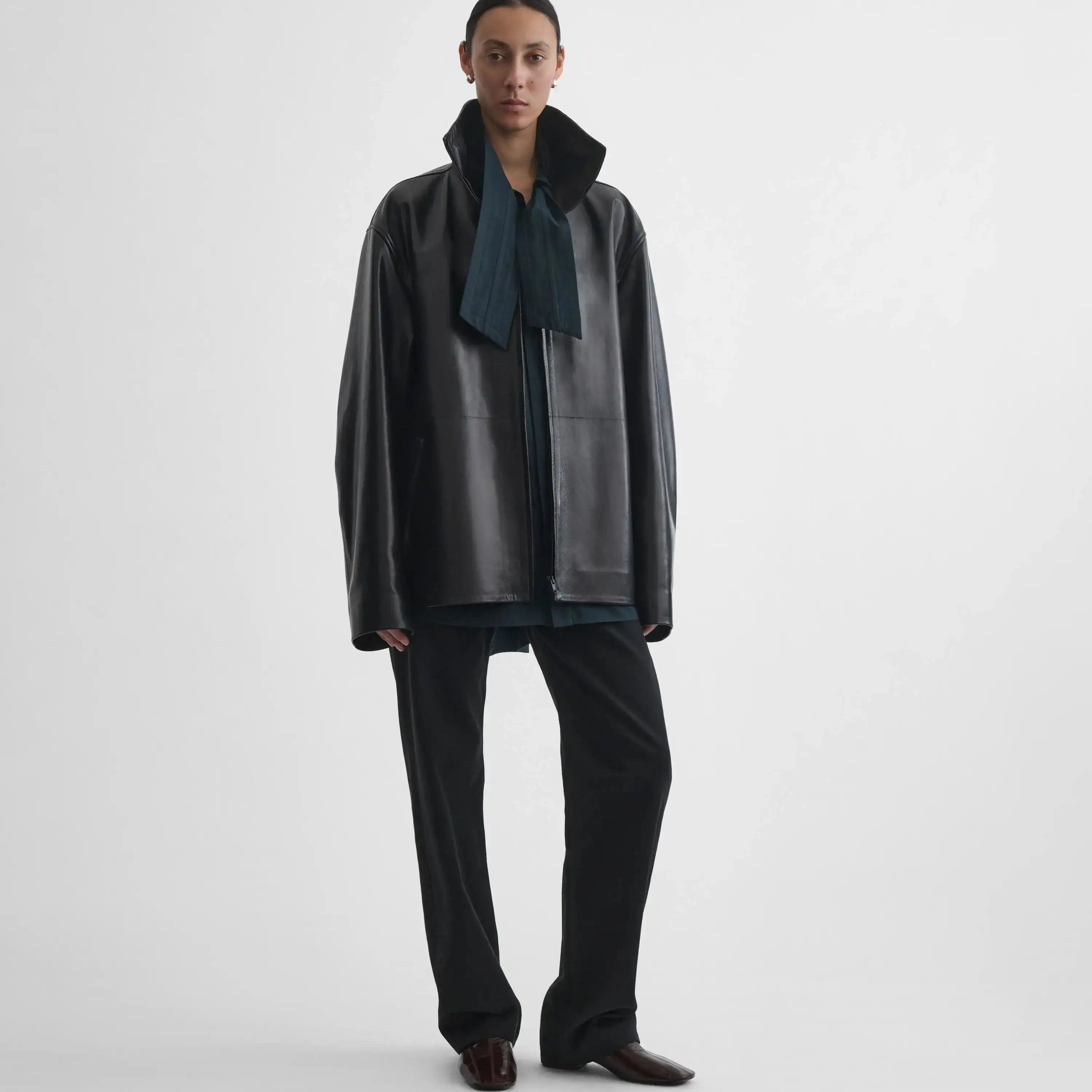 السترة النسائية الجديدة مصنوعة يدويًا من قبل مصمم كبار. سترة فيبي فيلو باللون الأسود