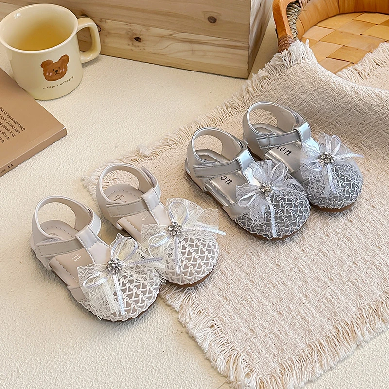 

Girls' Princess Sandals Summer 2026 Korean Style Hollow Diamond Decor Flat Bottom Sweet Bowknot Children's Shoes 23-34