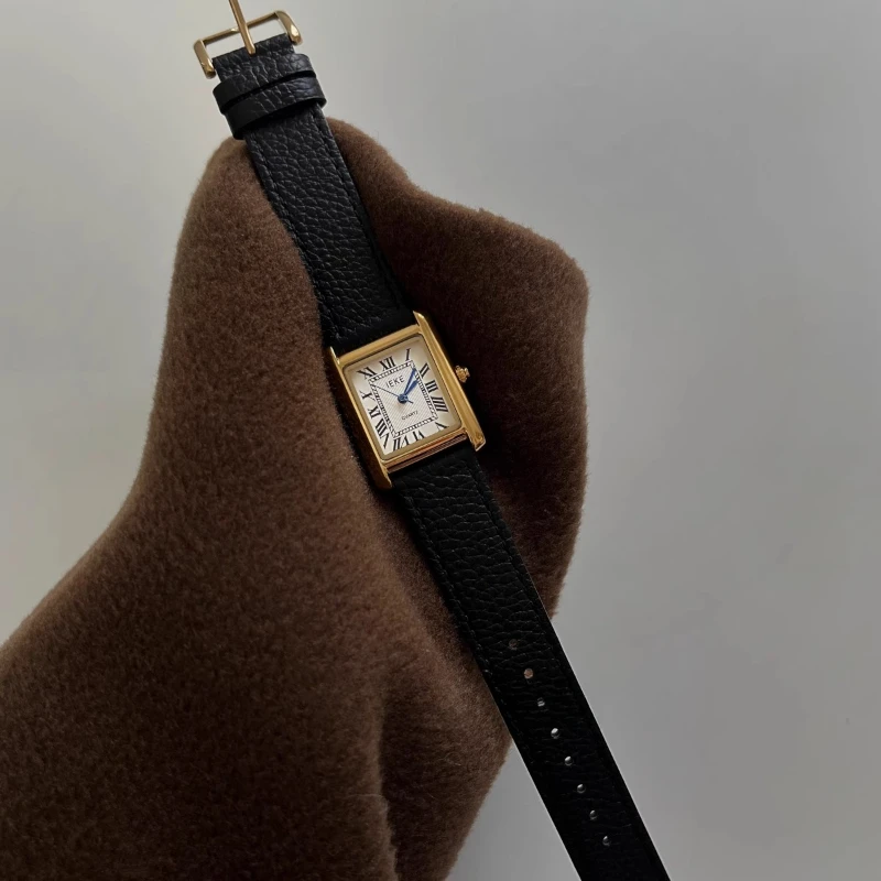 ساعة كلاسيكية تريند للسيدات أنيقة وبسيطة ريترو 2025 مقاومة للماء كوارتز هدية عيد ميلاد ذات إحساس مميز