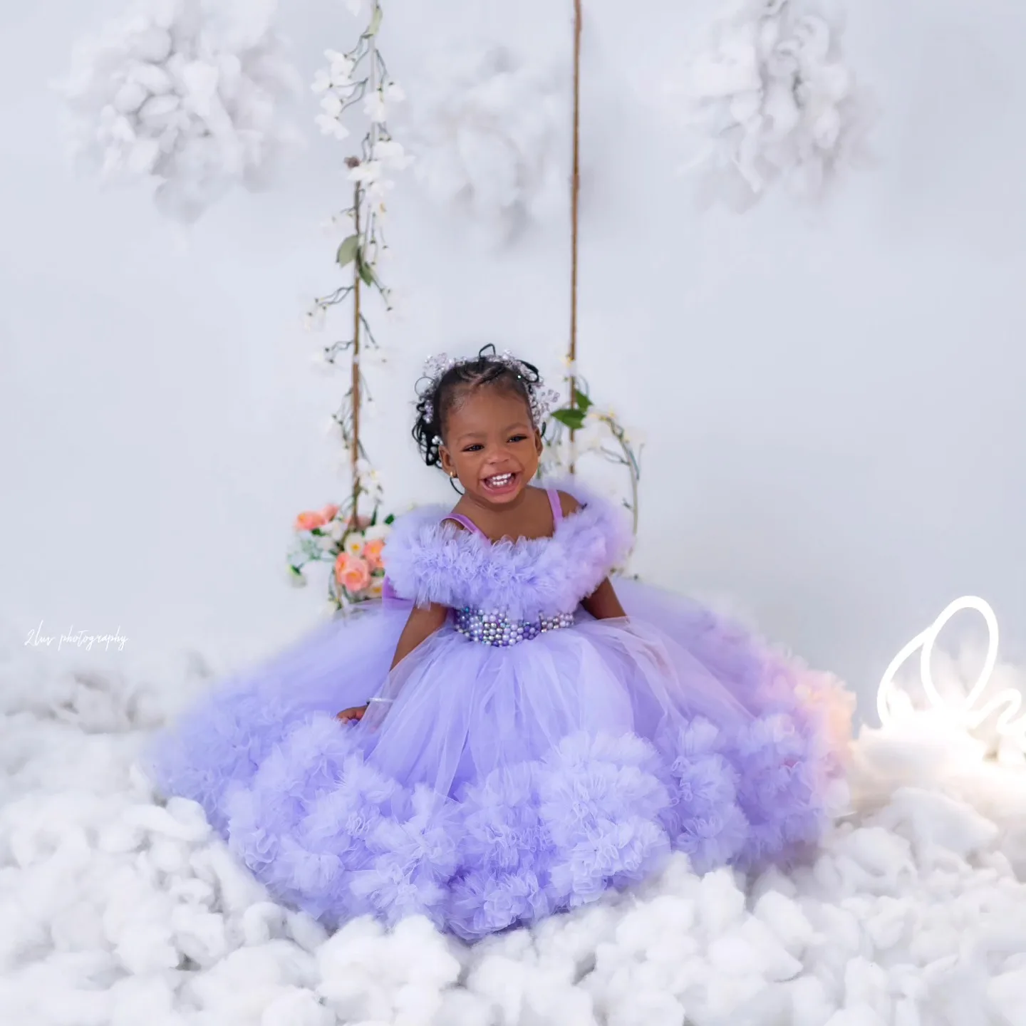 ลาเวนเดอร์ไข่มุกสาวน้อยชุดวันเกิดที่กําหนดเอง Ruffles สีม่วงดอกไม้สาวชุดเด็กทารกประกวด Gowns