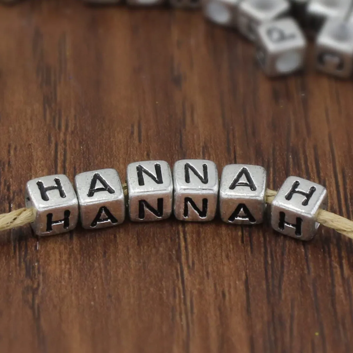 

300 шт. высококачественных квадратных бусин из смолы с буквами, водонепроницаемые, не выцветающие, для рукоделия, изготовления украшений, подарков и вечеринок