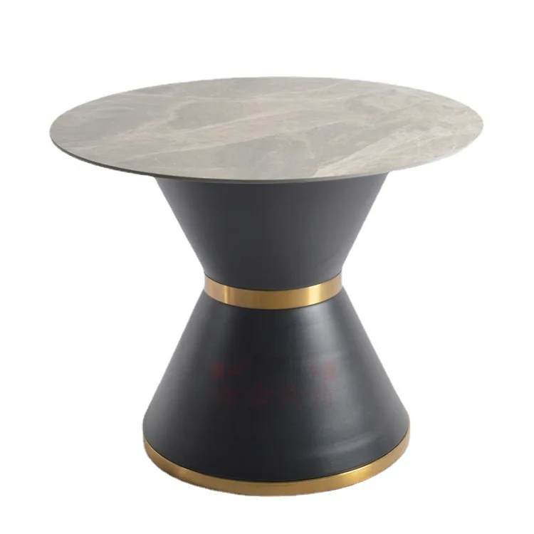 Nogi stołu z lekkiego luksusowego metalu, złote, z szerokim paskiem i dużym rogiem, podstawa stołu do stołów jadalnych, meble cateringowe.