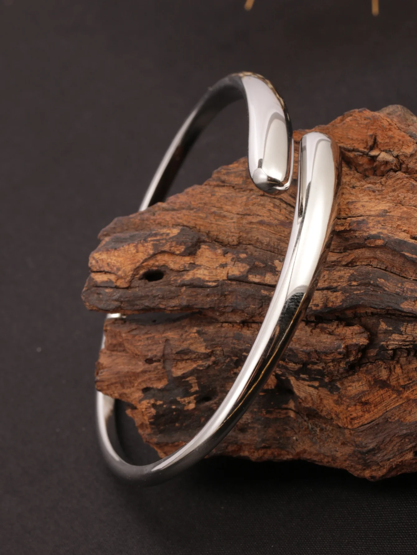 1 Piece of Exaggerated Plain Ring with Water Drop Design, Smooth Surface, 18K Gold Stainless Steel Bracelet, Open Bangle, Stylish and Trendy, Suitable for Daily Wear by Women and Men, Gift for Girlfriend, Gift for Best Friend