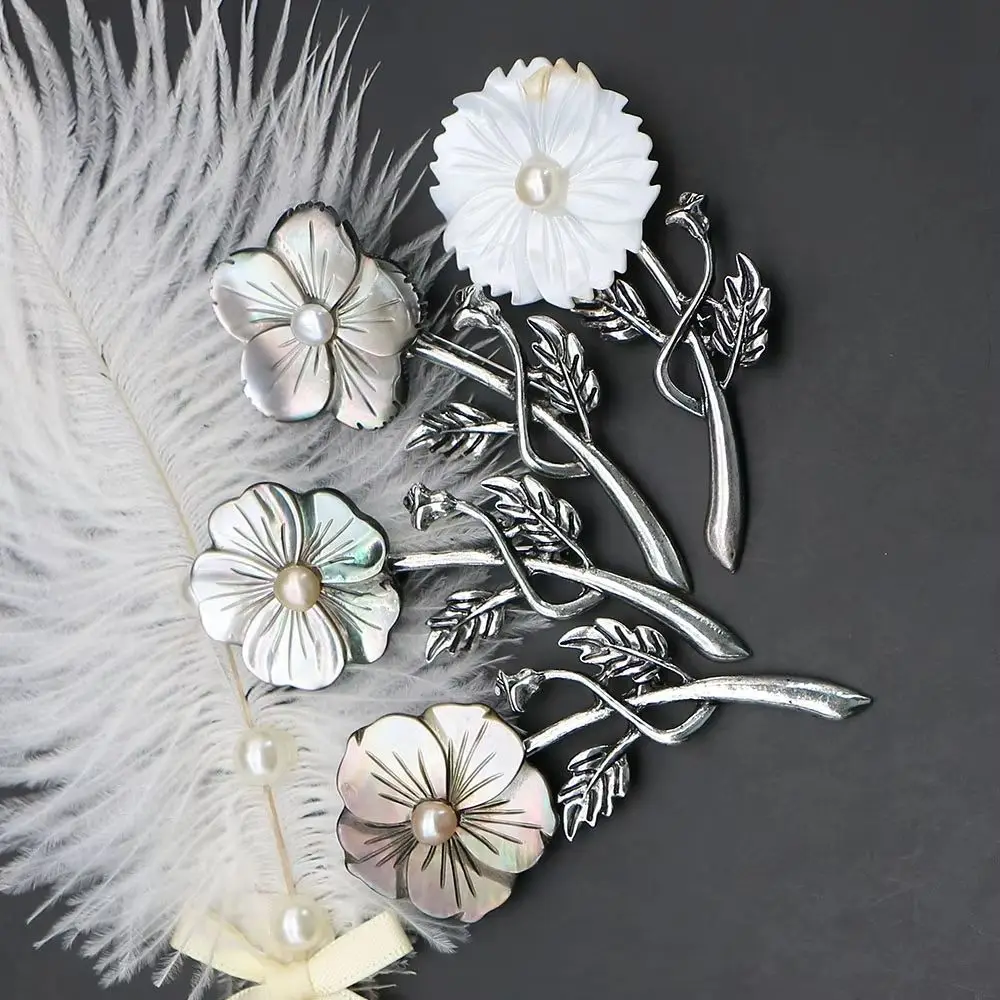

Flower Shape Natural Shell Brooch Small White Shell Pearl Inlaid Pendants Jewelry Accessory 1 Pc For DIY Fashion Necklace Gift