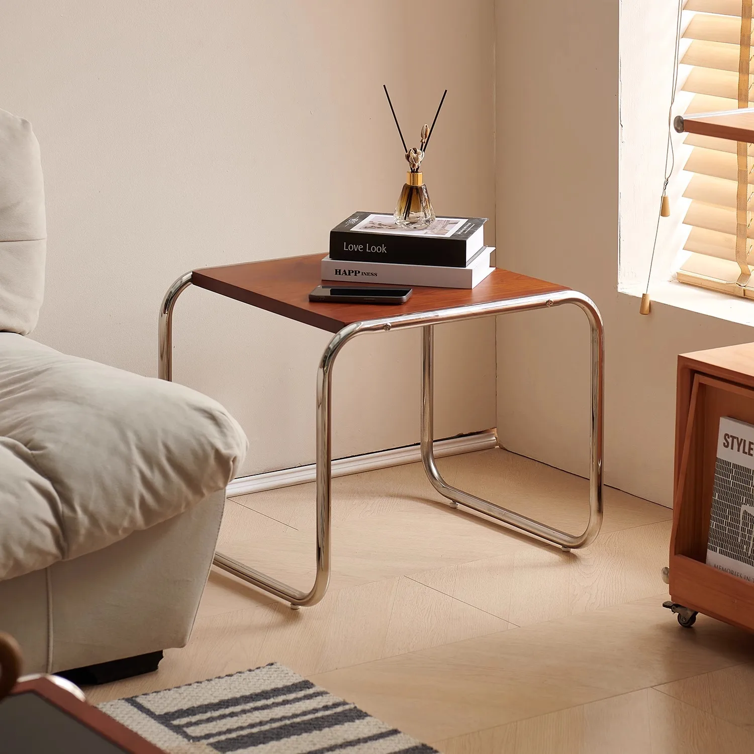 中世のレトロなティーテーブル、小さなアパートの組み合わせ、子供と母親のコーヒー、リビングルーム、中世のミニマリストのロックボードコーヒー