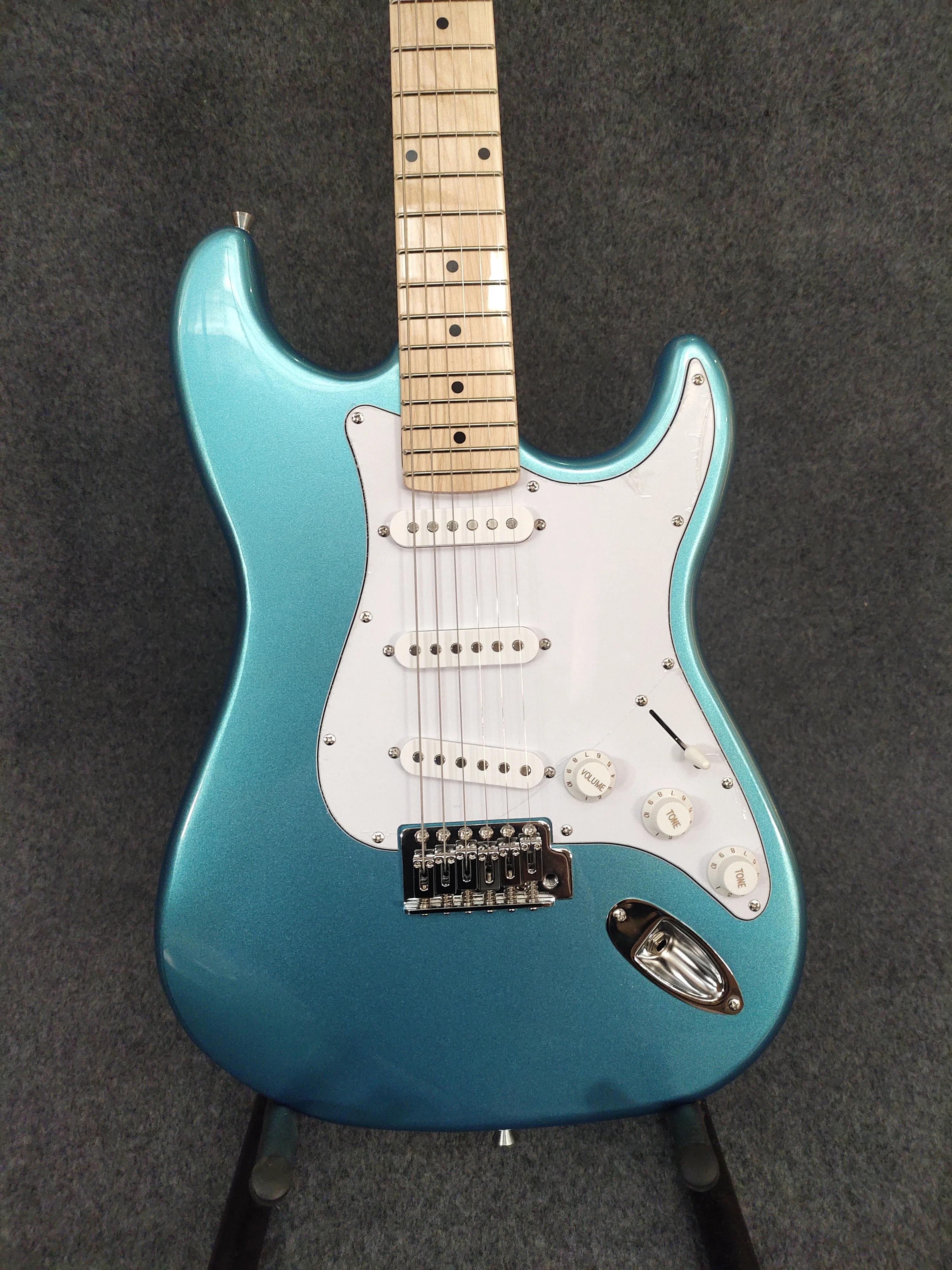 Customized Electric Guitar with 6 Strings, Gloss Bling, Blue, Basswood Body, Maple Neck, Custom, Beautiful Vioce, High Quality