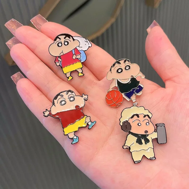 Broche periférico de Anime Crayon Shin chan, Pin de dibujos animados bonito para niños, insignia de Metal para hombres y mujeres, regalo de decoración para bolso