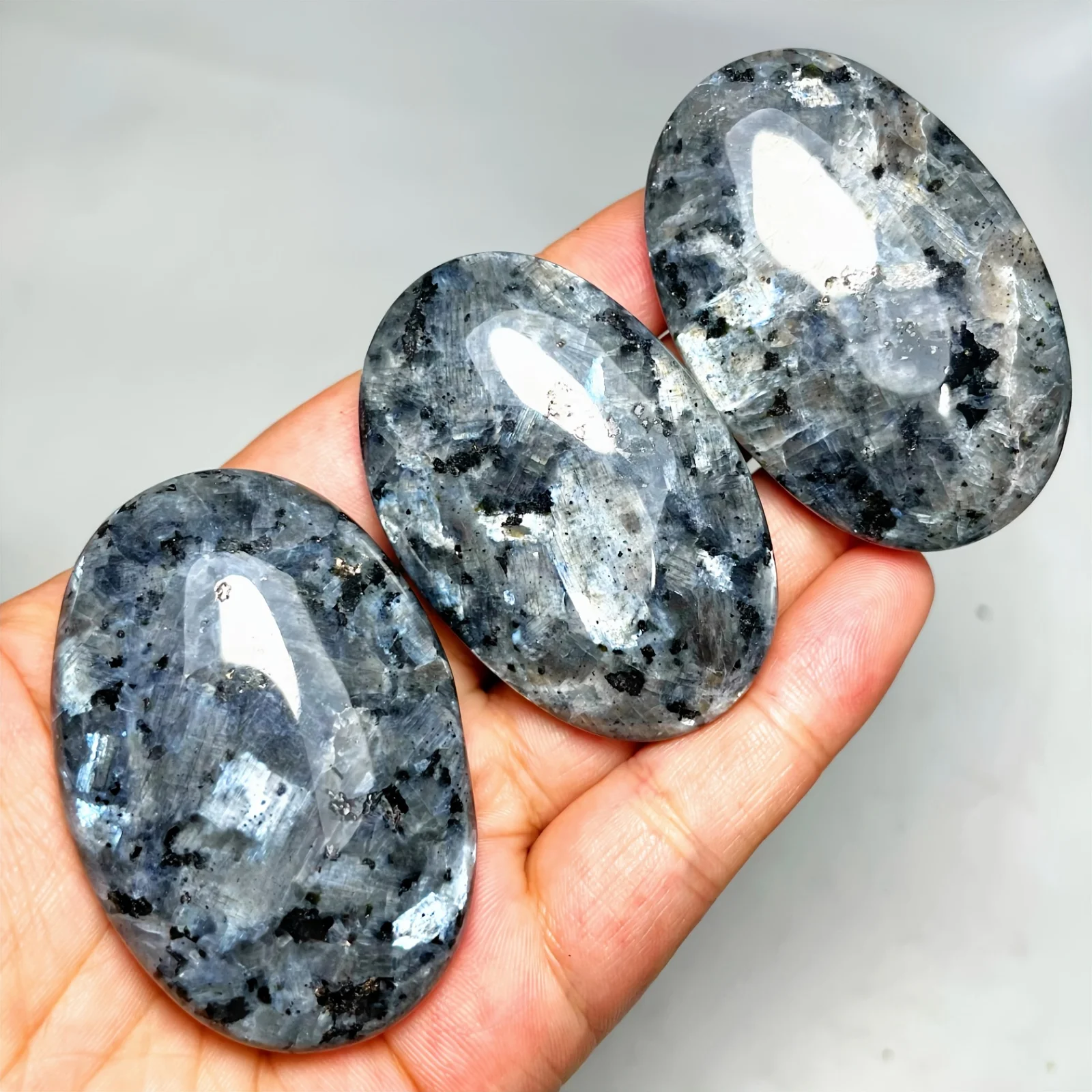 1pc Larivikite Palm Stone, Ideal for Carrying in Your Pocket. Features Either a White Or Blue Flash And Perfect for Collectors