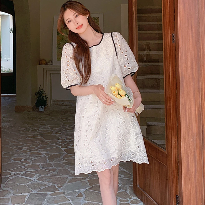 جديد الفرنسية تفريغ الدانتيل فستان بطول الركبة للنساء الصيف لطيف فضفاض الجولة الرقبة البيج الربط حافة سوداء تصميم فساتين