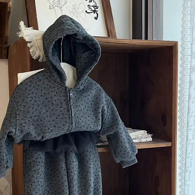 

Комплект для девочек, осень 2024, новый стиль, детский стильный спортивный свитшот с цветочным принтом, повседневные брюки с занавеской, трендовый комплект из двух предметов