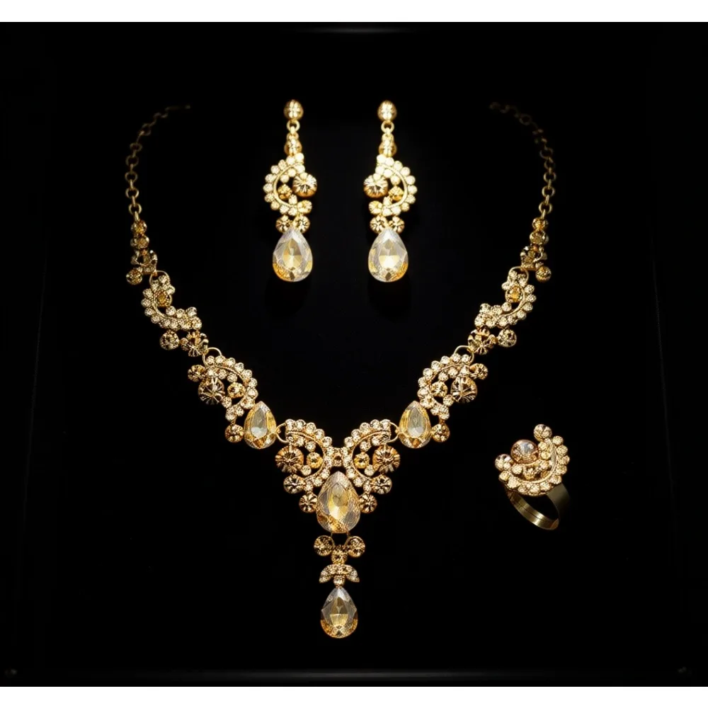 

Свадебный комплект: колье-капля и серьги с цветочным узором и кристаллами-стразами