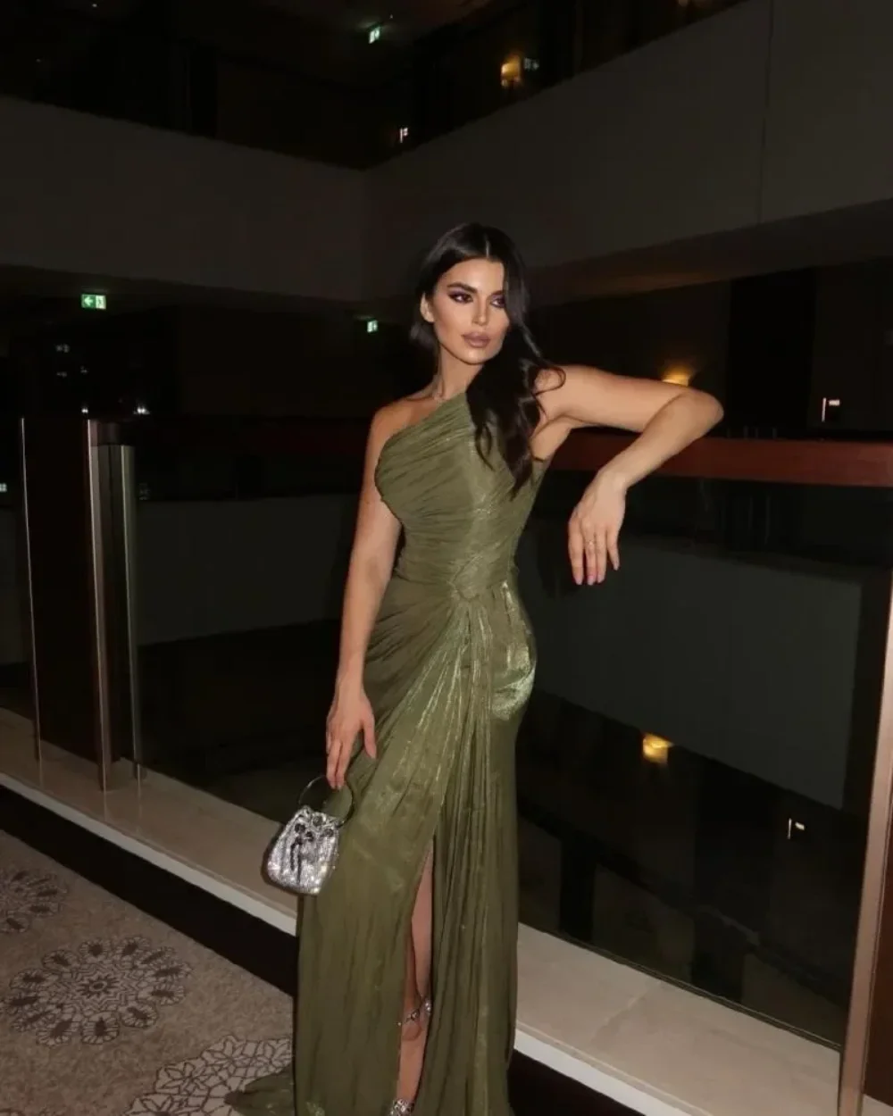 

Индивидуальные сексуальные вечерние платья с плиссировкой, драпировкой и одним открытым плечом, прямого кроя, высокого качества, доступны в различных размерах