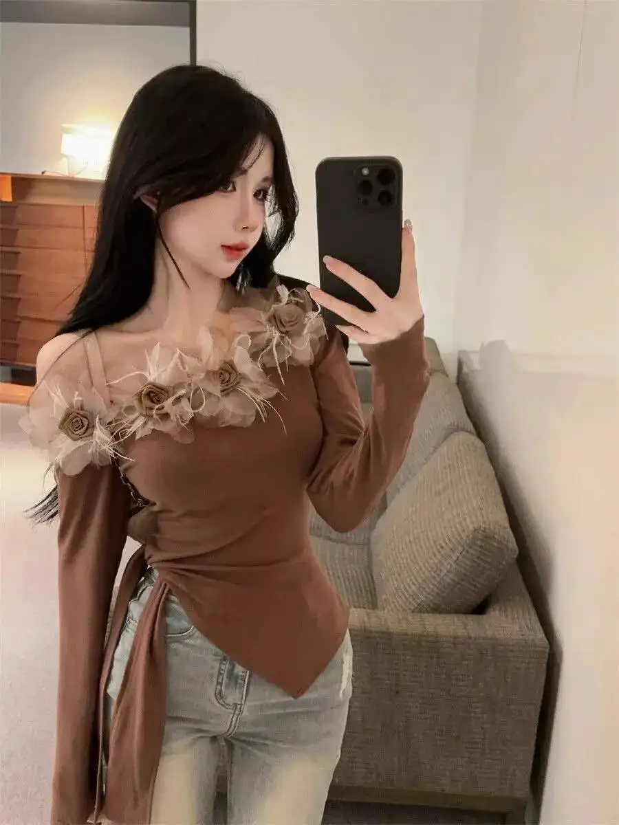 

Темпераментный трехмерный цветок, нерегулярный топ с длинными рукавами и наклонным воротником с открытыми плечевыми бретелями