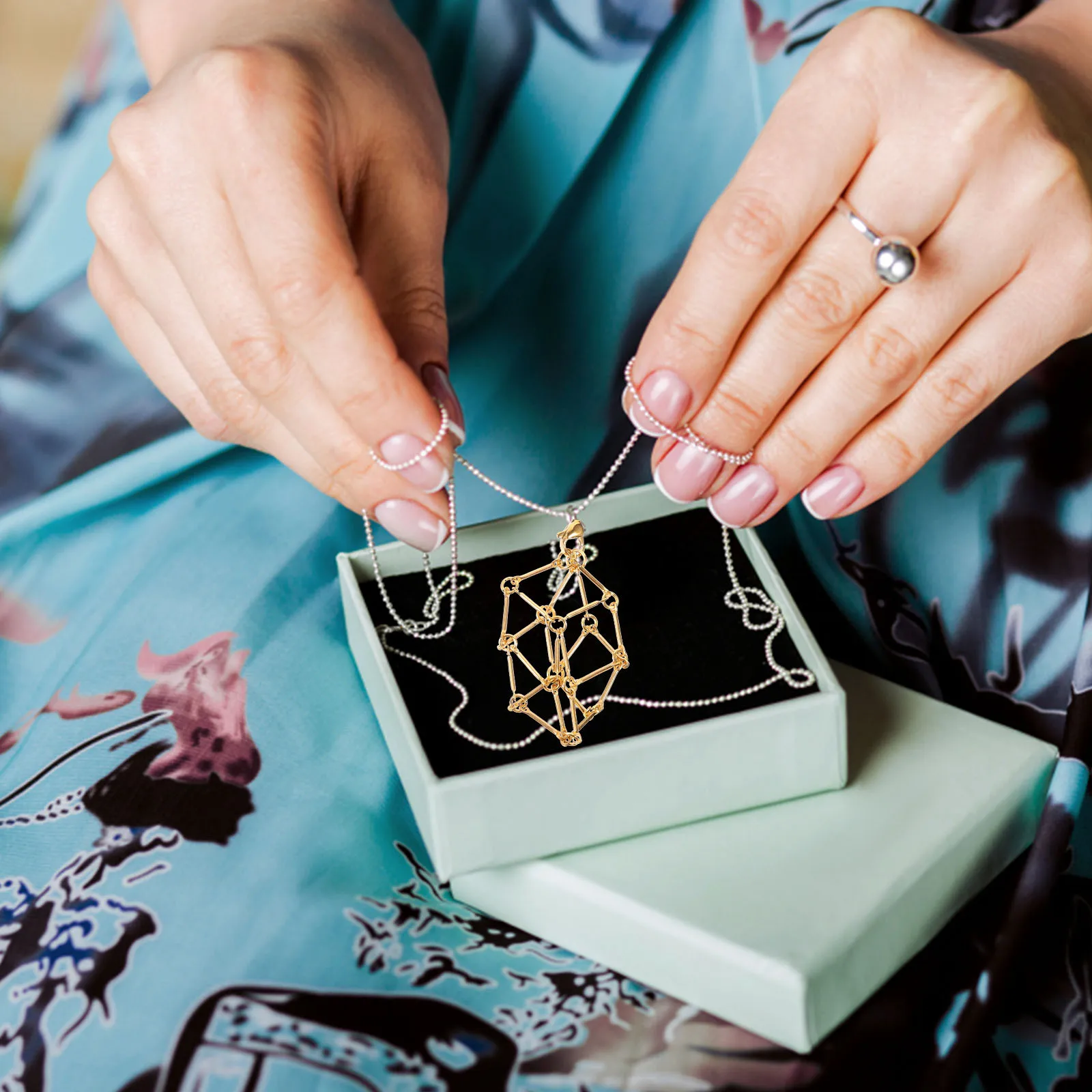 

Metal Crystal Holder Necklace Pendant Hollow Cage for Stone Necklace DIY Jewelry Elegant Accessory Crystal Holder