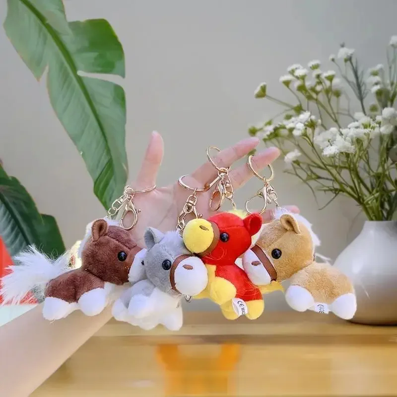 Miękki pluszowy breloczek z koniem; Uroczy pluszowy kucyk z kreskówki; Unikalny prezent na Rok Konia i ozdoba do torby