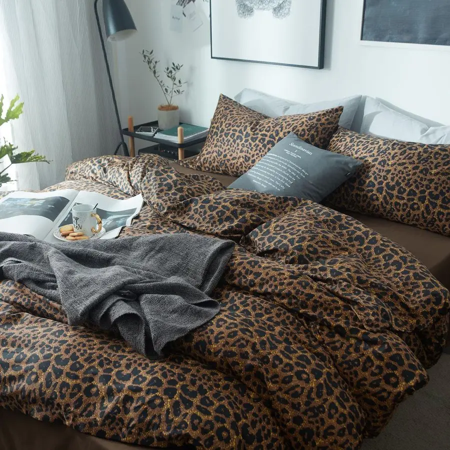 

Комплект постельного белья с принтом гепарда, размер Full Size, 3 предмета, пушистый, мягкий, из микрофибры, коричнево-черный, с цветочным узором