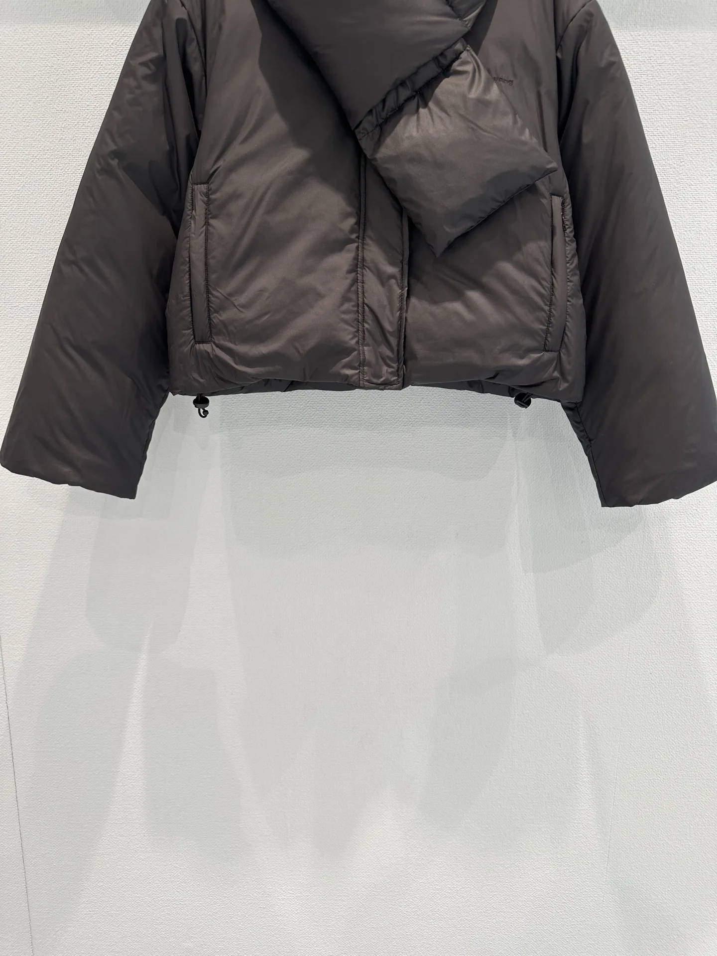 秋冬新作：胸元に刺繍された取り外し可能なスカーフ装飾、カジュアルダウンジャケット、婦人服