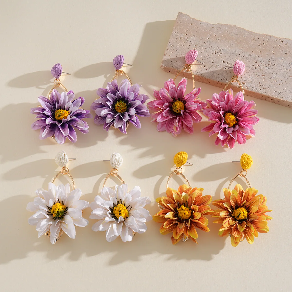 

4 Colors Raffia Rattan Daisy Flower Dangle Earrings Women Sweet Girls Bohemia Fabric Simulated Floral Pendant Earrings Jewelry