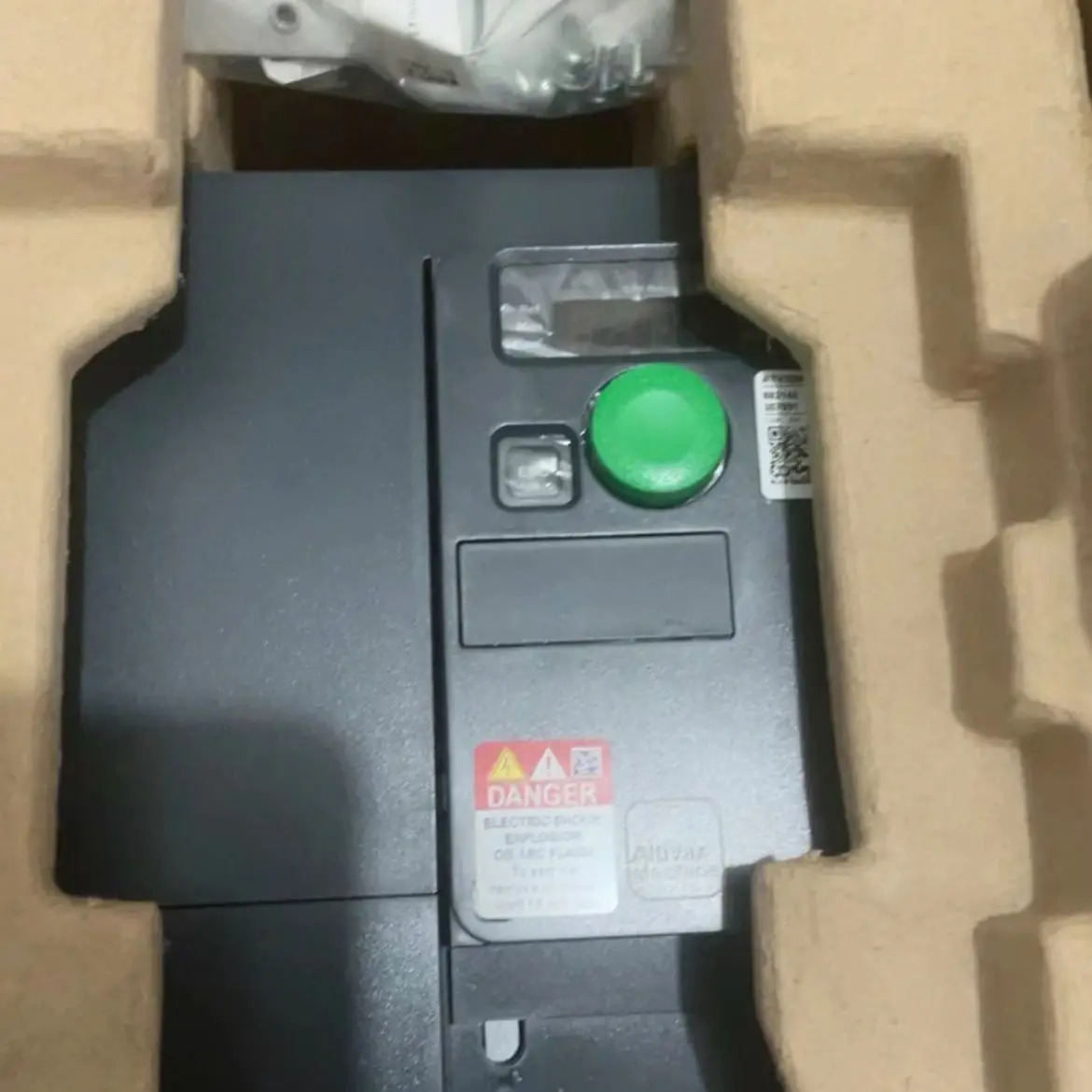 

100% новый оригинальный преобразователь частоты ATV320U22N4C