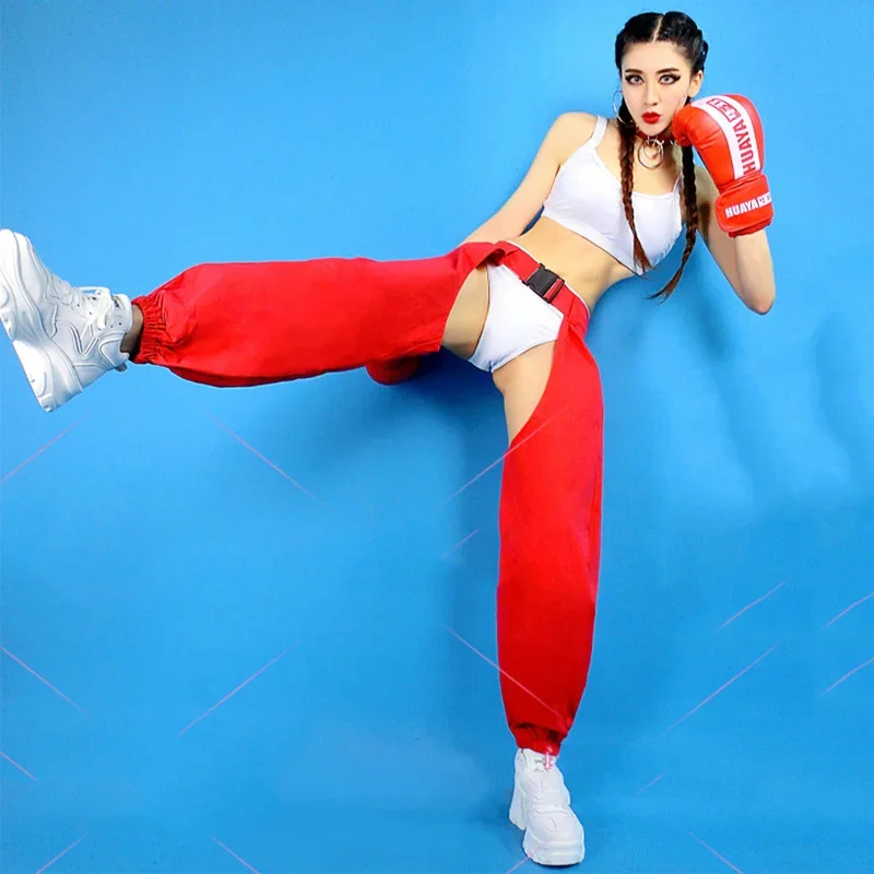 Kostiumy sceniczne damskie ubrania barowe osobowość strój sportowy Ds Dj klub nocny piosenkarka białe bikini czerwone spodnie z otwartym plikiem DNV13170