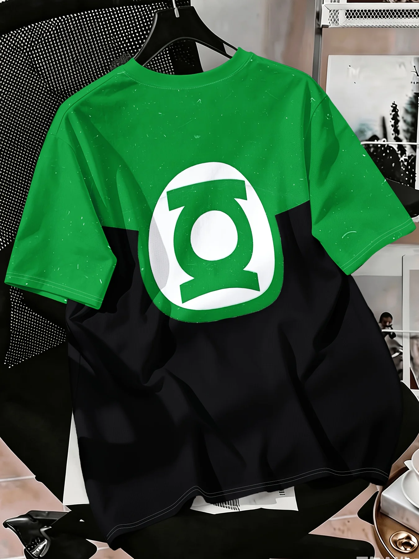 Green and Black Square V-neck T-shirt with Abstract Circular Symbol Print, Neutral Short Sleeved Casual Role-playing T-shirt