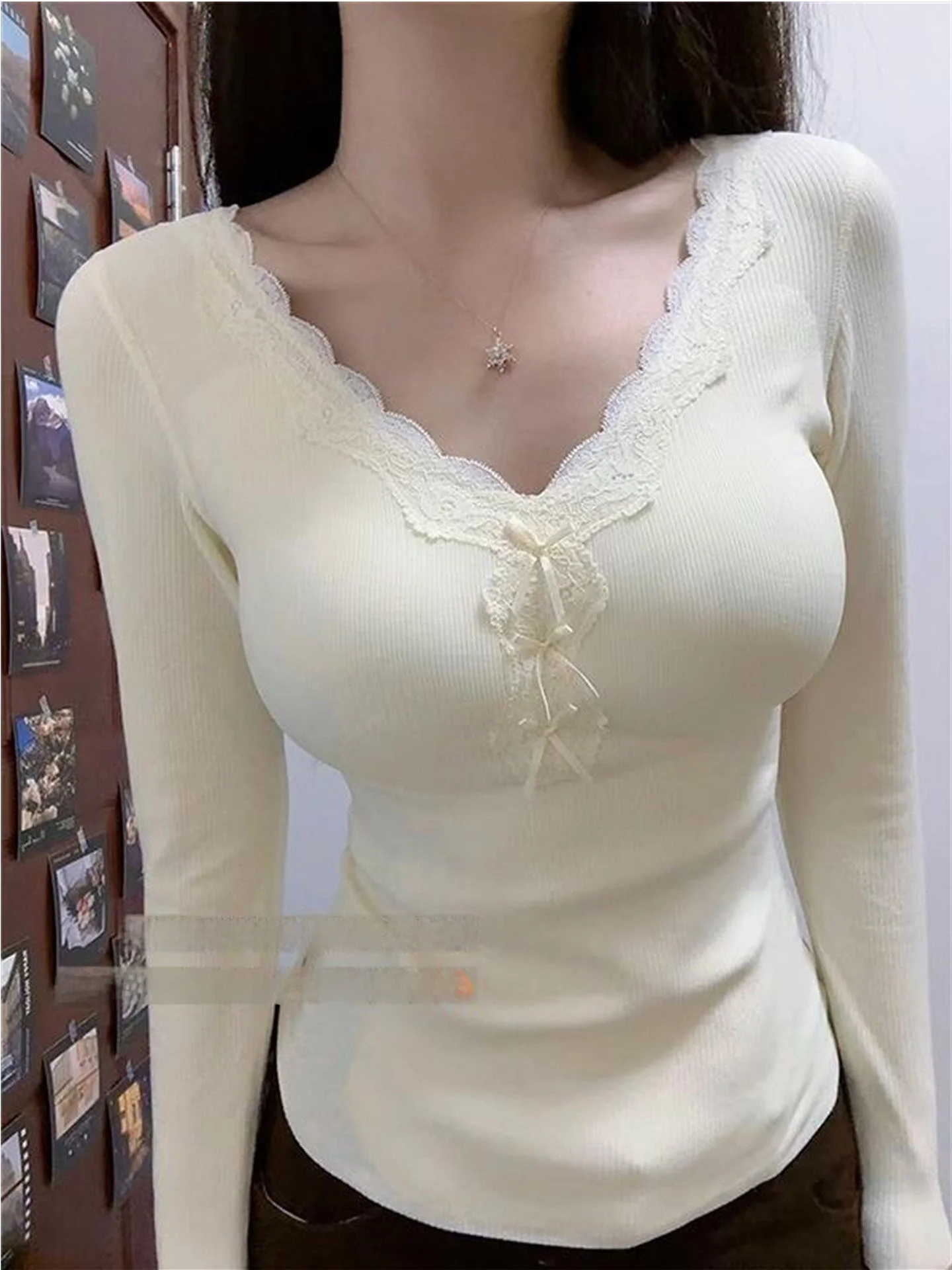 

Женская облегающая футболка с V-образным вырезом и кружевными вставками, на бархатной основе, теплая зимняя, для ношения под одеждой, для повседневной носки, с коротким рукавом