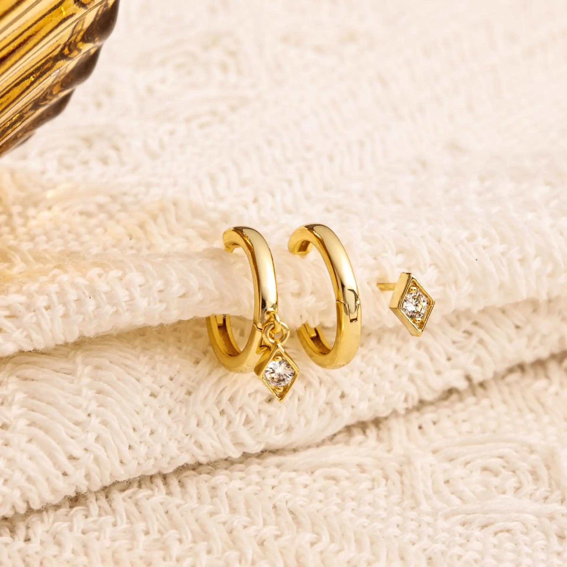 Boucles d'Oreilles en Laiton Plaqué Or group, Incrustées de Zaches sur un Tempérament Simple, Trois Pièces, Offre Spéciale