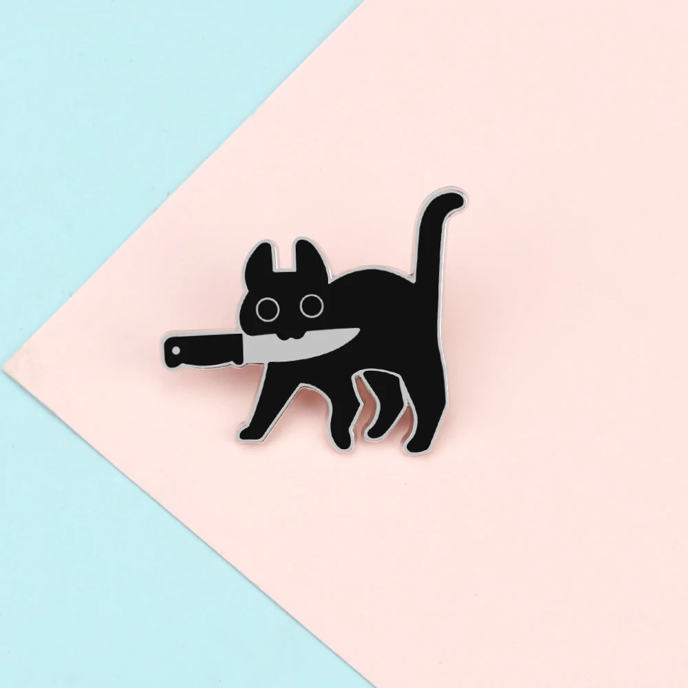 Punk Black Cat Bite Knife Brooches Gothic Animal Cold Blooded Killer Enamel Pin Denim Backpack Clothes Decoration Badges Jewelry