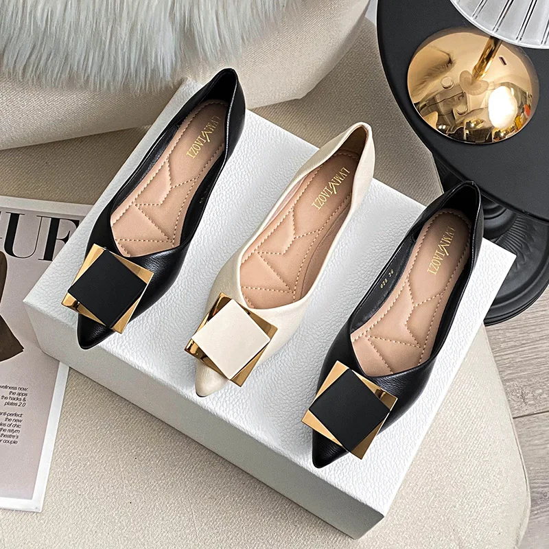 Zapatos de fondo plano de talla grande para mujer, calzado informal con decoración de Metal de superficie suave, calzado de boca poco profunda, primavera