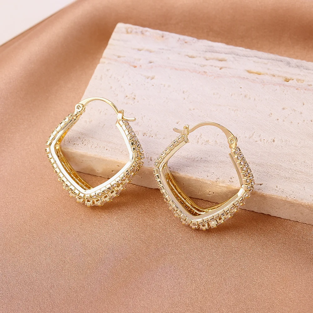 

Stylish and exquisite geometric earrings, high-end, light and luxurious diamond-shaped earrings, elegant and versatile earrings