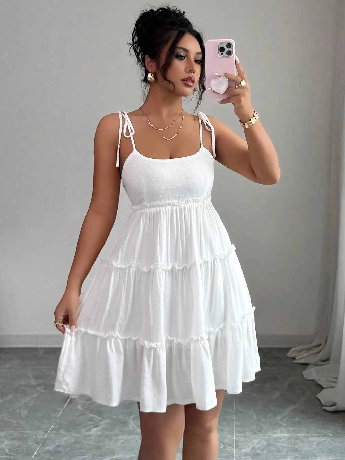 

Белое платье-комбинация с оборками и узором в горошек для пляжного отдыха