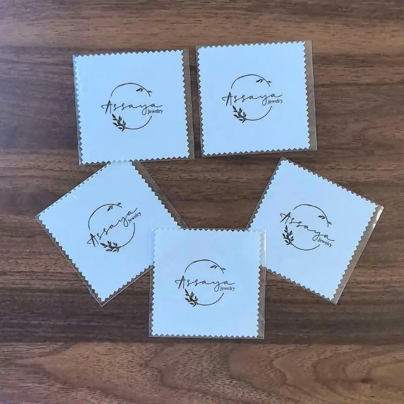 200-pezzi-di-panni-in-microvelluto-bianco-8x8-cm-per-lucidatura-e-pulizia-di-gioielli-personalizzati-con-logo-nero-confezionati-singolarmente-in-busta-opp