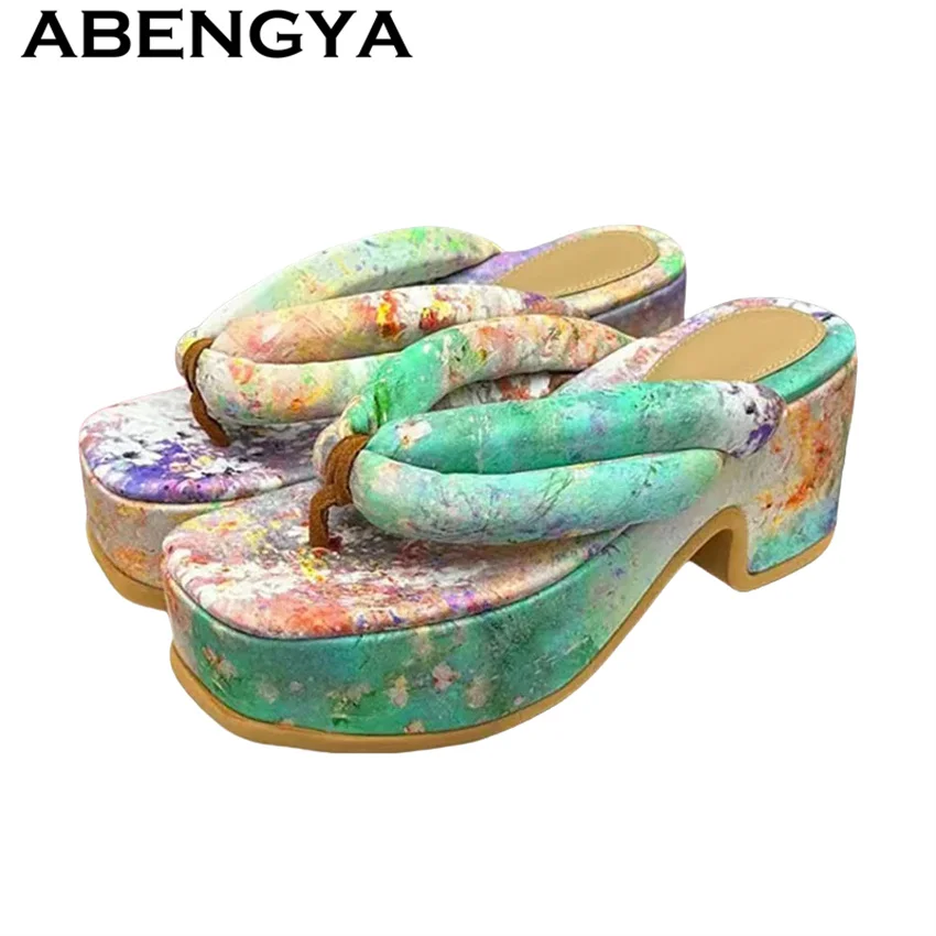 

2026 Summer New Thick Bottom Platform Flip Flops Slippers Women Round Toe Casual Beach Shoes Fashion Week Printed Mules Slippers