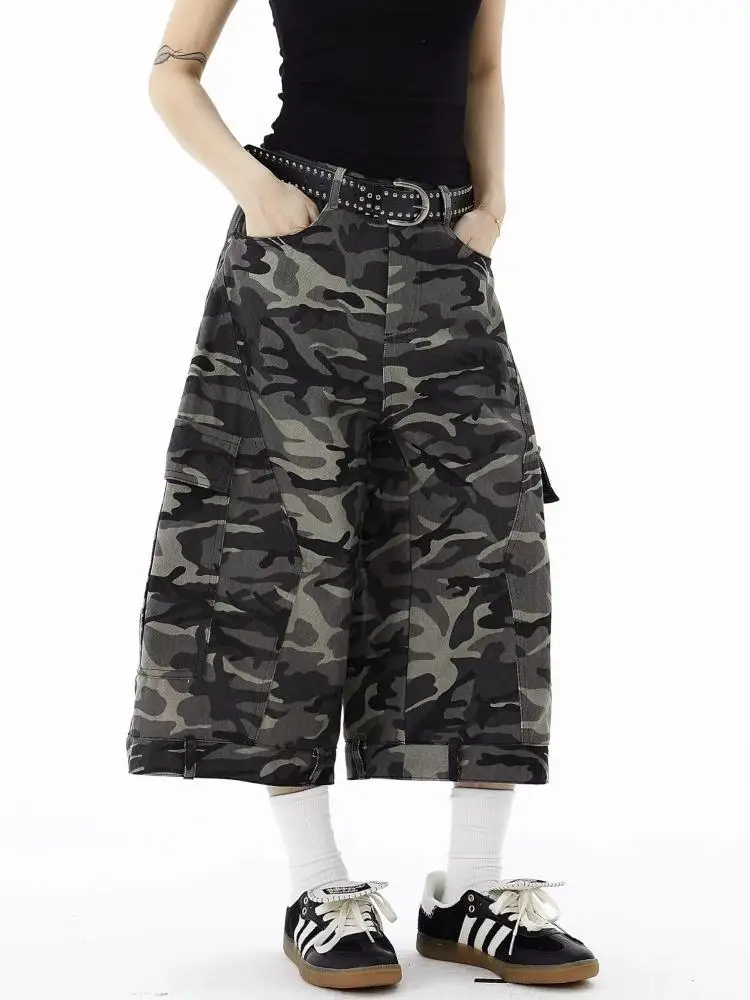 

Tactical Camouflage Cargo Shorts Vintage Multi Pocket Workwear Shorts Curved Knife Design Wide Leg Seven Quarter Pants for Women