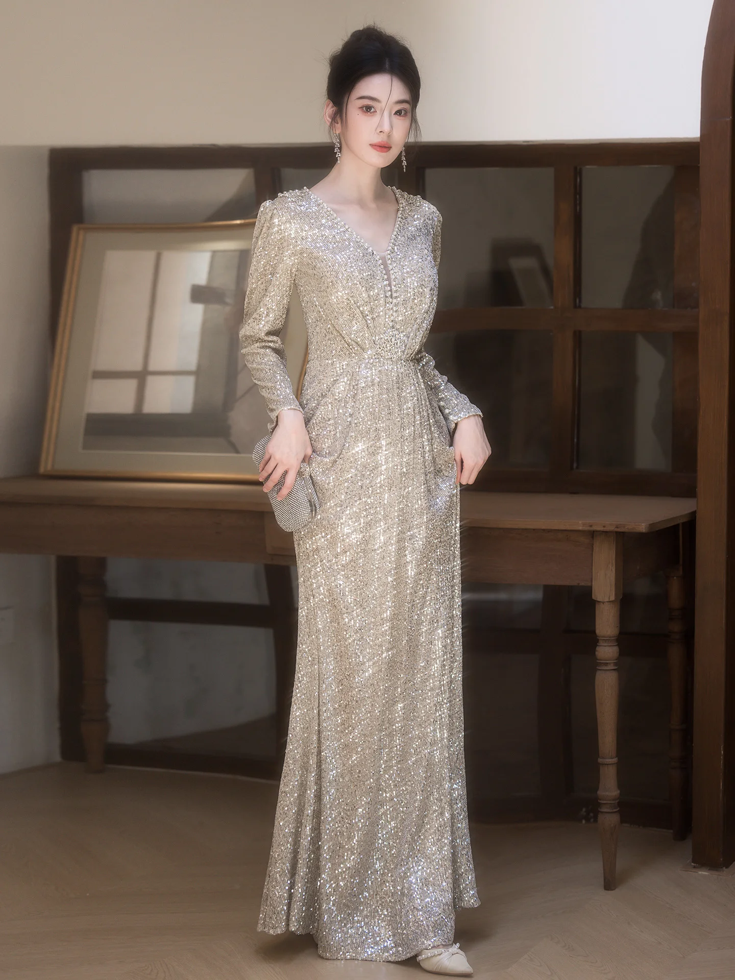 

Элегантное серебряное вечернее платье для женщин: роскошное свадебное/выпускное платье с V-образным вырезом, длинными рукавами и юбкой А-силуэта