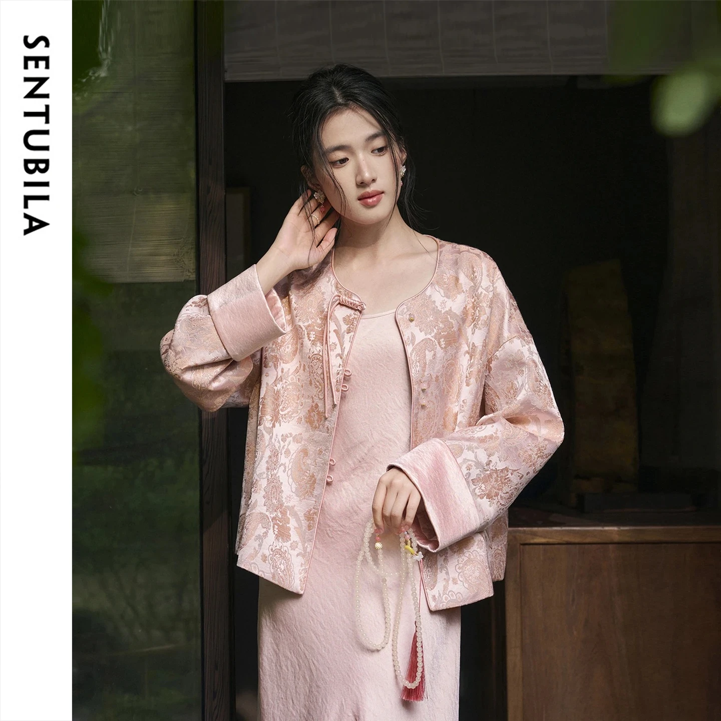 

Женское элегантное пальто SENTUBILA 2026 с круглым вырезом, жаккардовым узором и китайскими пуговицами-узлами, короткое, весеннее, новинка, верхняя одежда для женщин 161WP4740