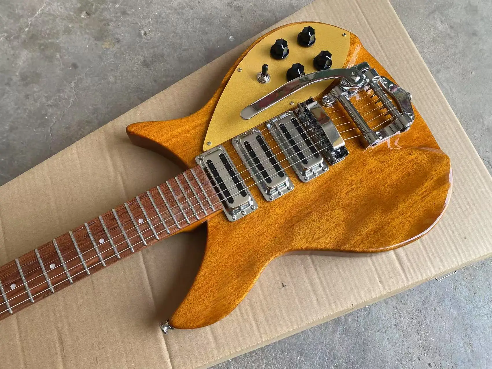 جيتار كهربائي 325 لون أصفر فاتح جسم الماهوجني، جسر اهتزاز، جيتار بيكجوارد ذهبي اللون ثلاثة بيك اب هامبوكر صغير