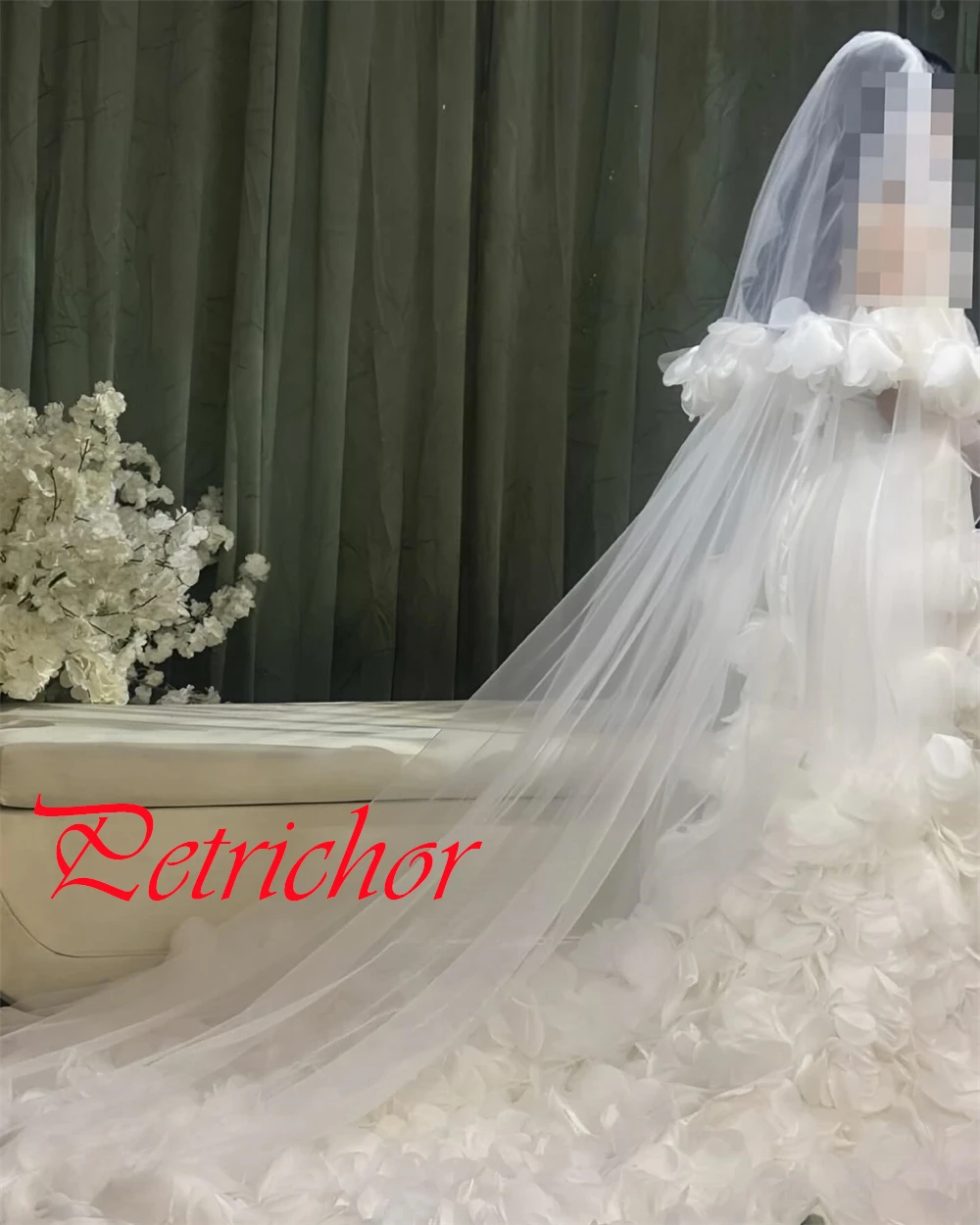 Op maat gemaakte elegante witte satijnen trouwjurk Prachtige strapless off-shoulder korte mouwen kapel trein bruidsjurken