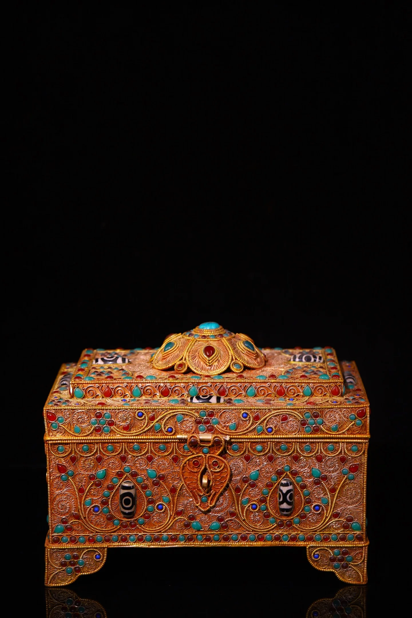 

Тибетское серебро, позолоченная филигранная мозаика, драгоценный камень gZi, бусины, узор в виде ракушки, сундук с сокровищами, шкатулка для хранения ювелирных изделий, амулет, городской дом