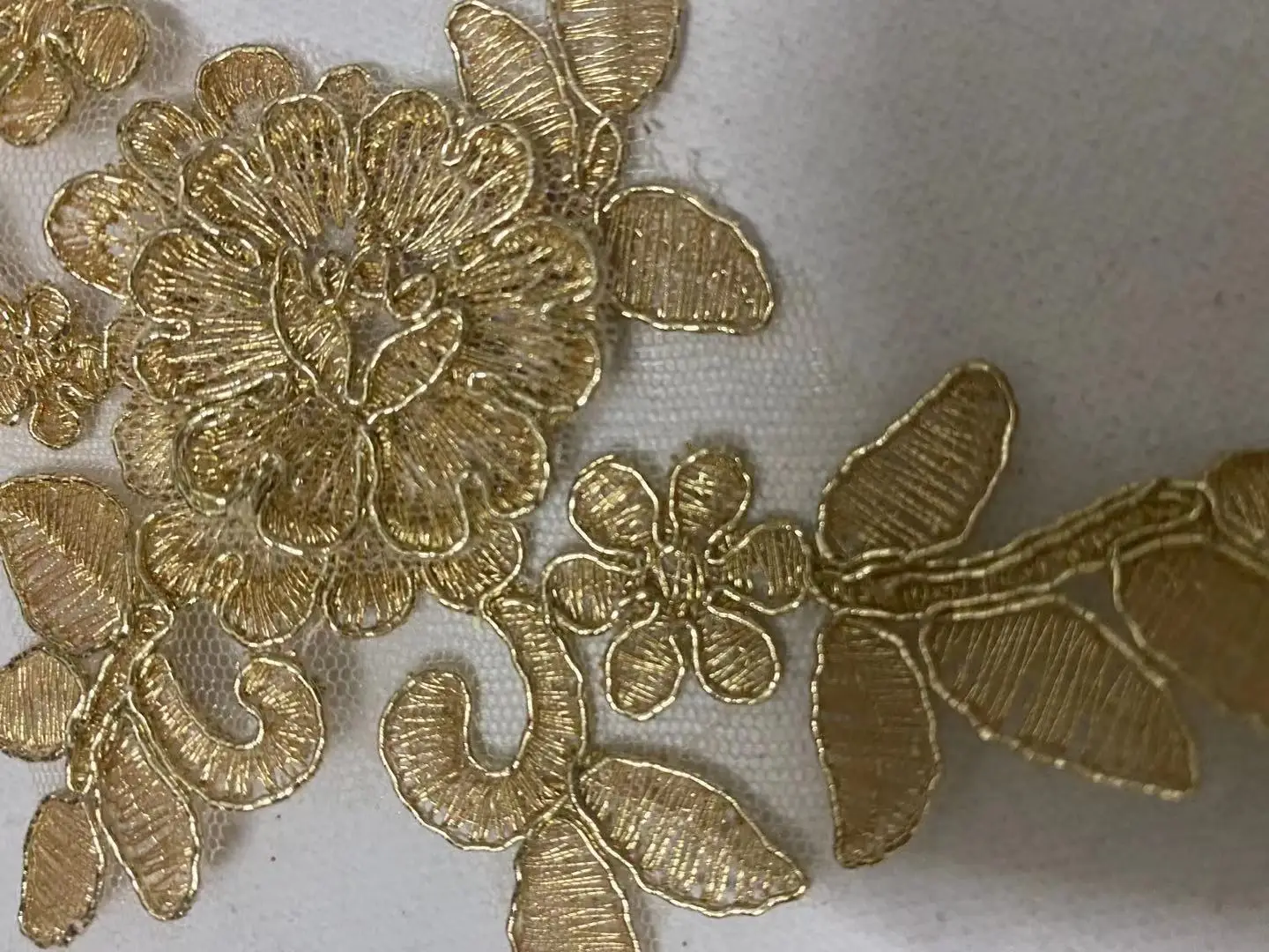 4pcs/2pairs Gold White Three-dimensional Embroidered Lace Applique Trim Sewing Collar for Wedding Dress DIY Costume Show 25X10cm