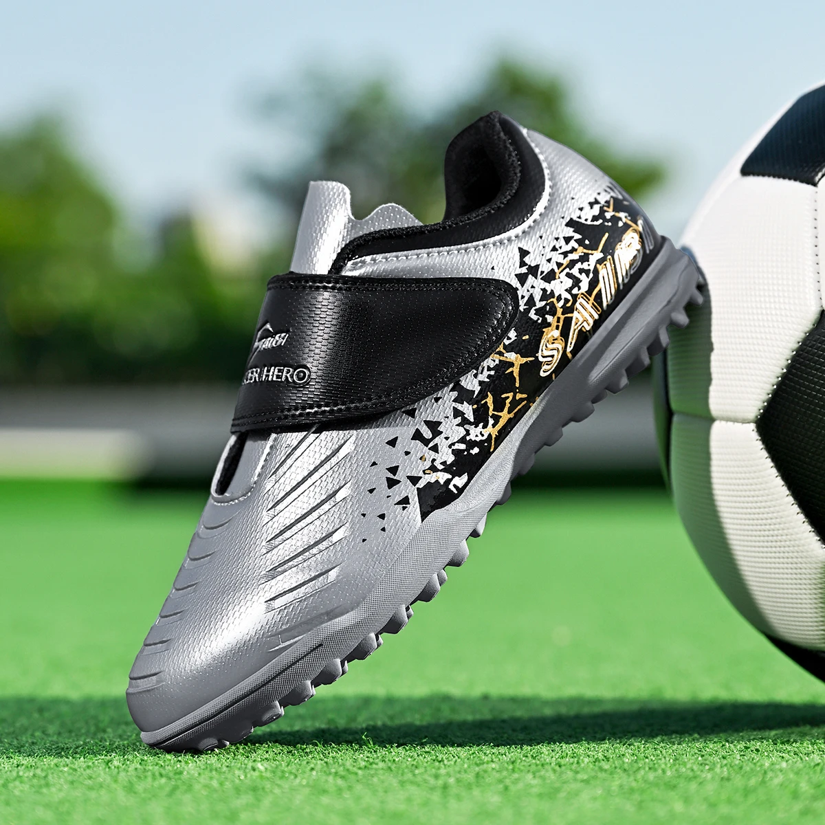 

Lightweight football shoes with TF broken nails, wear-resistant and anti slip, providing super strong grip