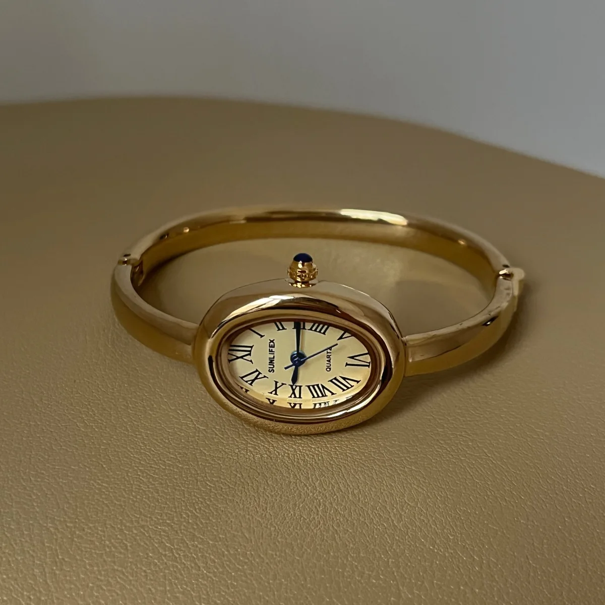 

Retro style oval mini gold bracelet watch for women, fashionable and light luxury ladies quartz watch, elegant ladies watch