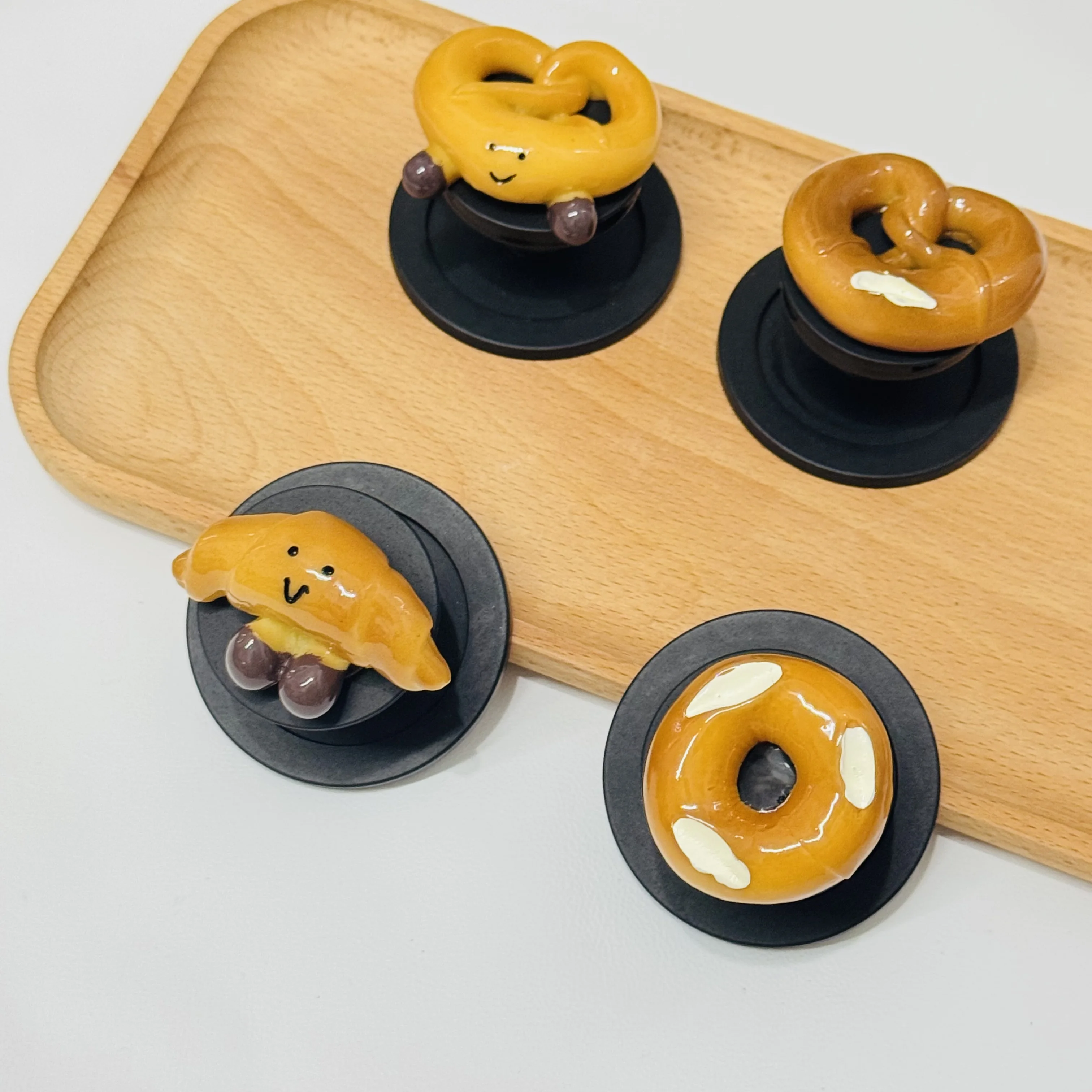 

3D-подставка для телефона в форме хлеба, самоклеящаяся и складная, с магнитным креплением, для iPhone 17, 16 и других аксессуаров