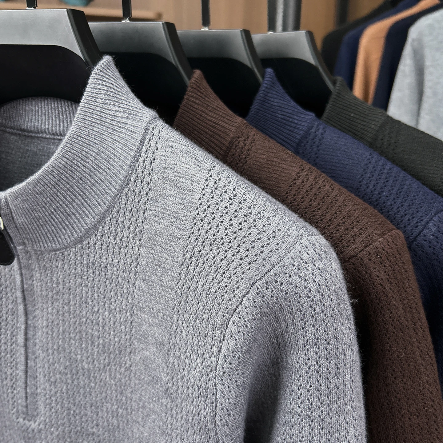 Hochwertiger Pullover mit halbem Reißverschlusskragen für Herren Herbstneuheit klassisches gestreiftes Design exquisite Welpen-Stickerei gestrickter Pullover. – Detail 17