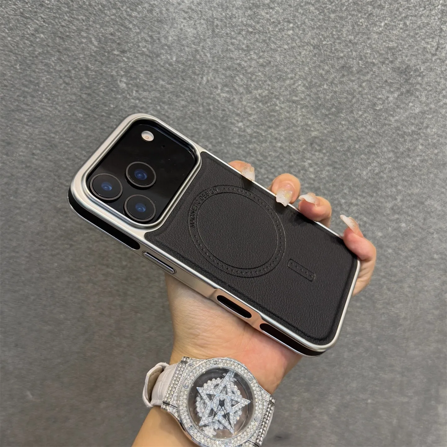 Luksusowe skórzane etui magnetyczne na telefon iPhone 17 16 18 Pro Max z platerowaną ramką, oryginalne magnesy biznesowe, obudowa odporna na wstrząsy z funkcją ładowania. — zdjęcie produktu 3