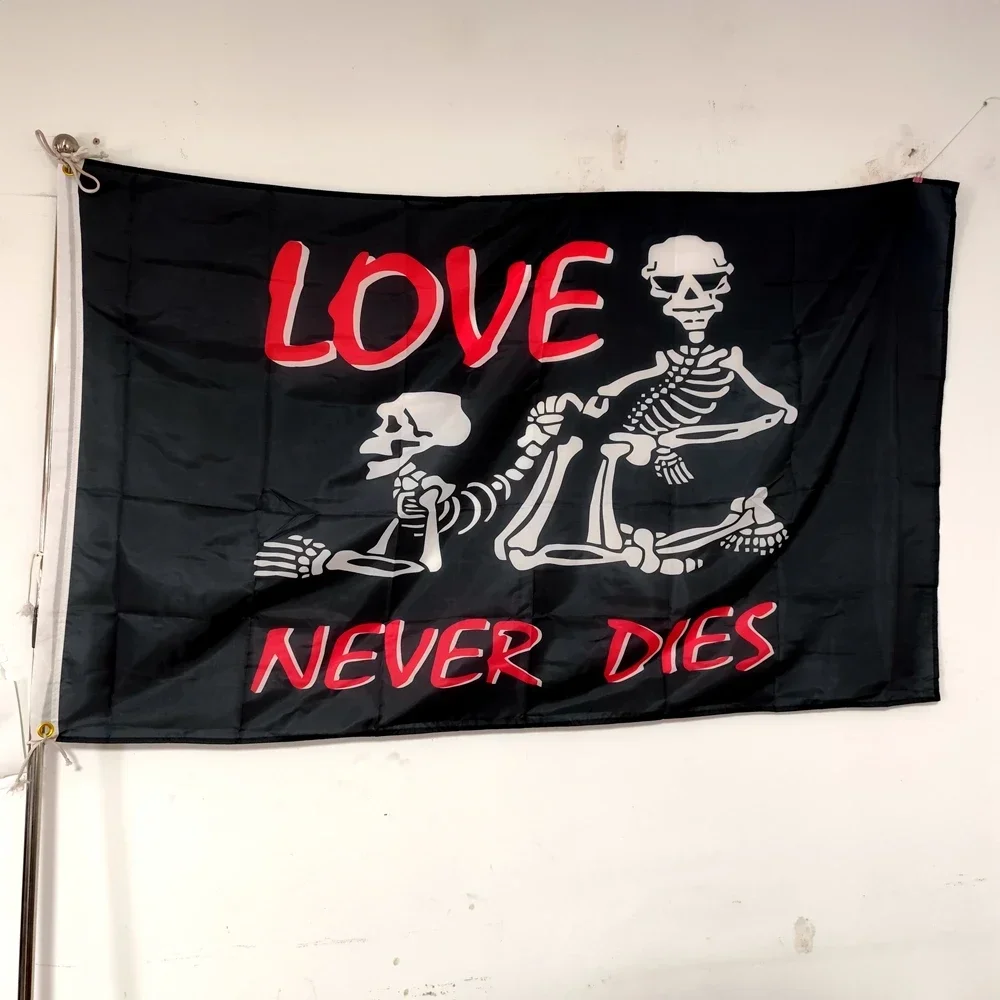 90x150cm Pirate Flag with 'Skull Love Never Dies', Durable Polyester Banner for Indoor/Outdoor Wall Decor